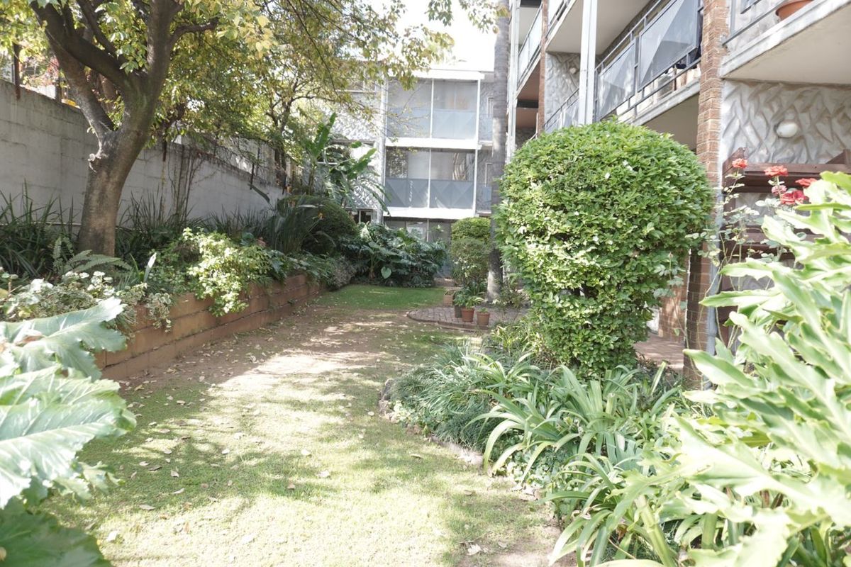 2 bedroom garden unit - Photo 4