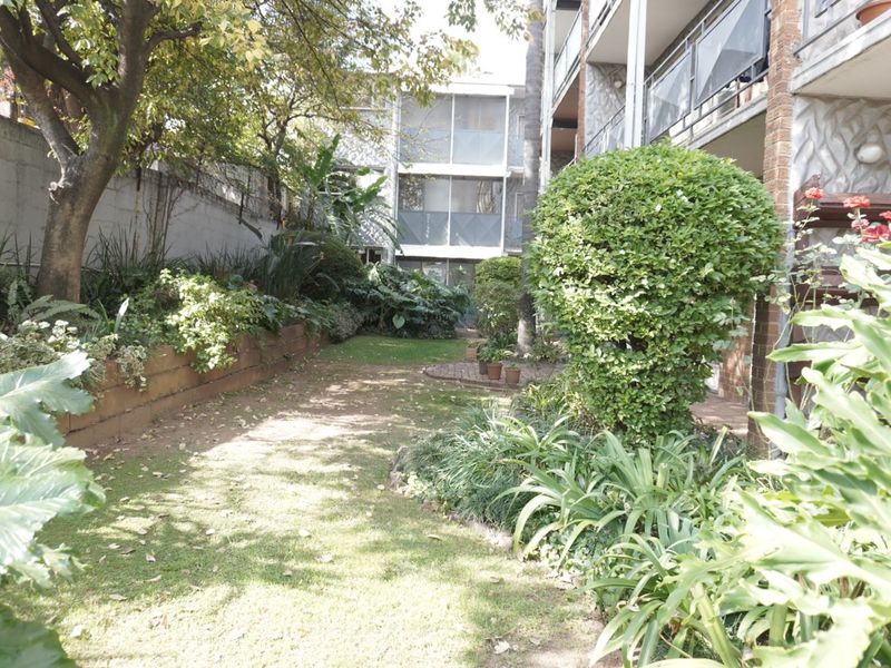 2 bedroom garden unit - Photo 4