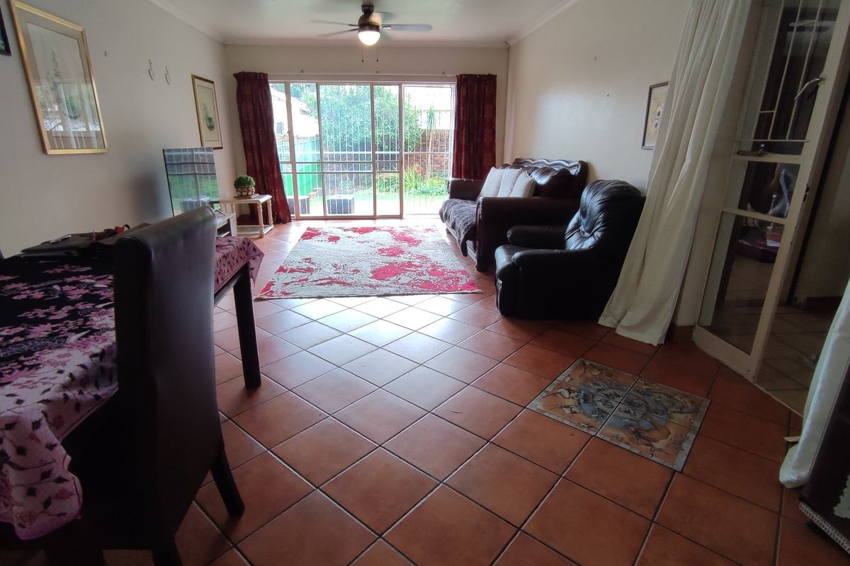 Spacious 3 Bedroom Duplex Townhouse with a lovely Garden  - Photo 5