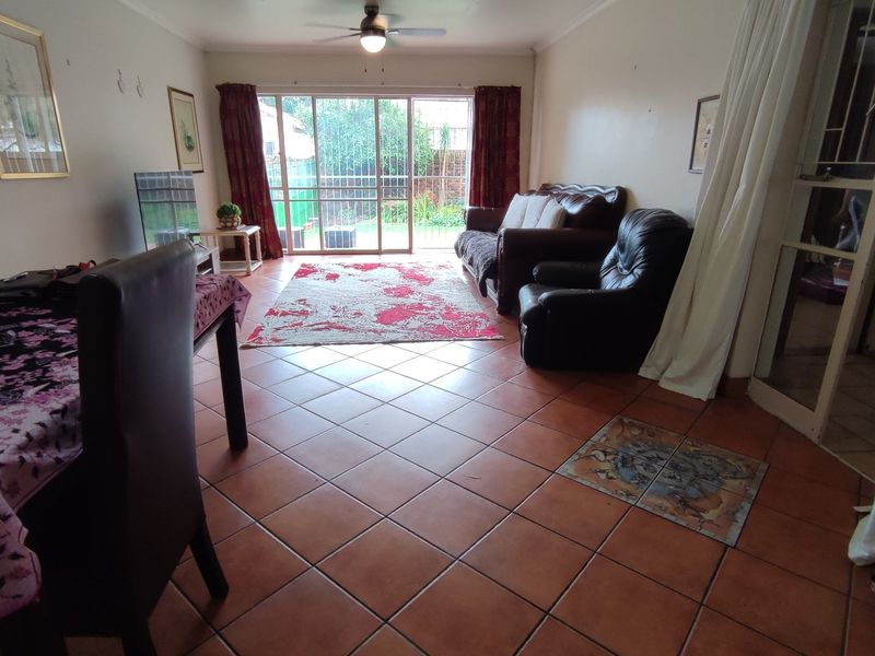 Spacious 3 Bedroom Duplex Townhouse with a lovely Garden  - Photo 5