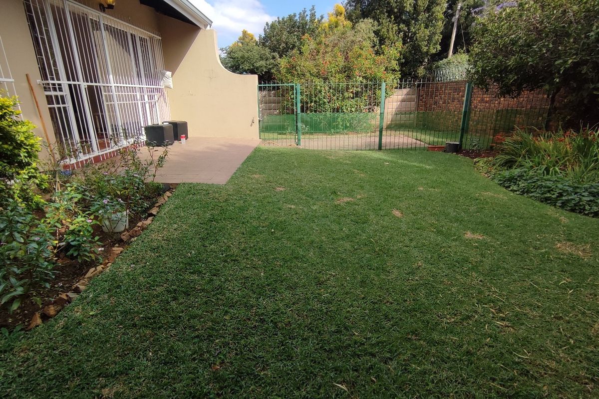 Spacious 3 Bedroom Duplex Townhouse with a lovely Garden  - Photo 2