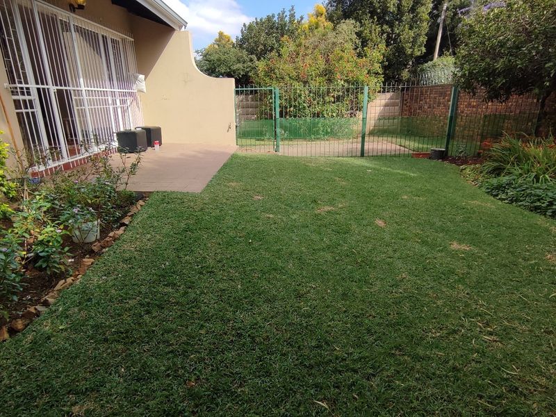 Spacious 3 Bedroom Duplex Townhouse with a lovely Garden  - Photo 2