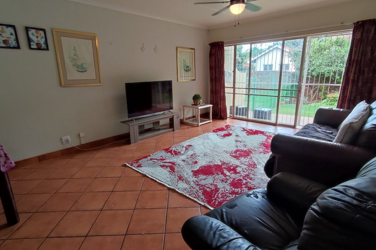 Spacious 3 Bedroom Duplex Townhouse with a lovely Garden  - Photo 3