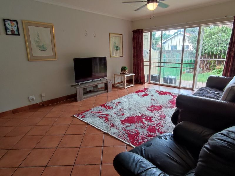 Spacious 3 Bedroom Duplex Townhouse with a lovely Garden  - Photo 3