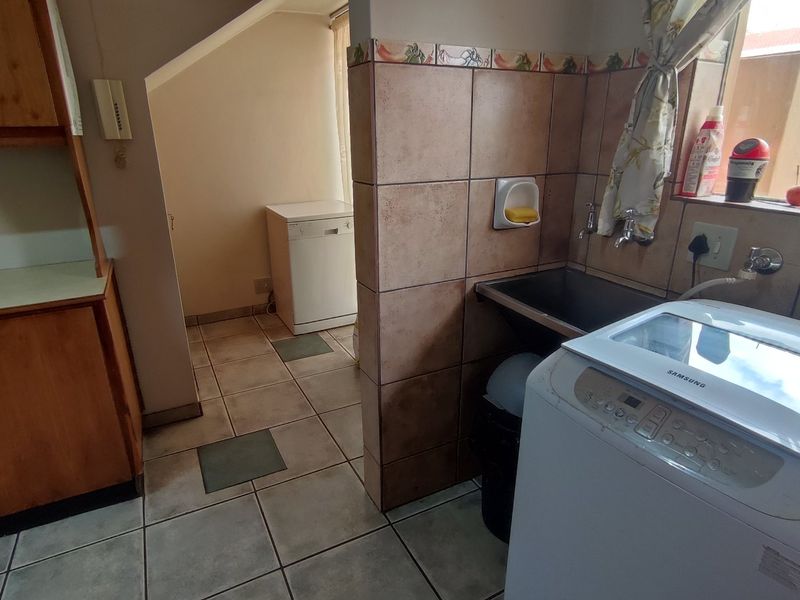 Spacious 3 Bedroom Duplex Townhouse with a lovely Garden  - Photo 9