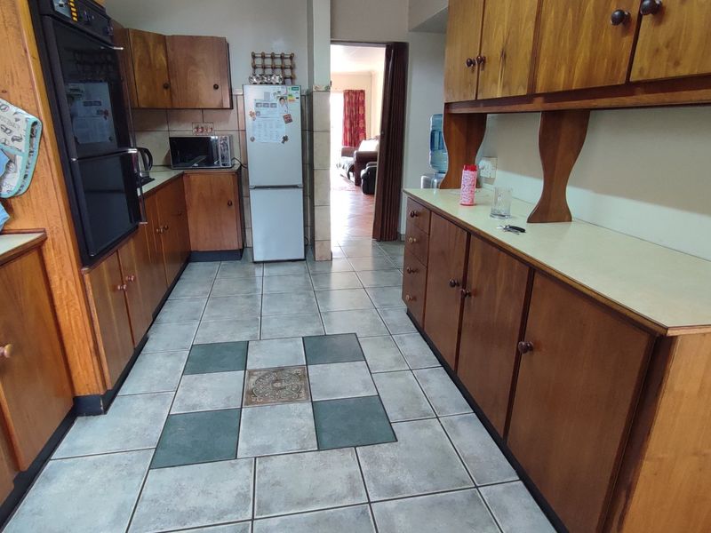 Spacious 3 Bedroom Duplex Townhouse with a lovely Garden  - Photo 8