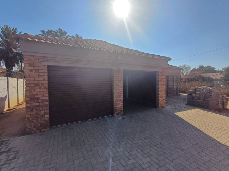 Charming Family Home with Rental Opportunity in Freemanville, Klerksdorp! - Photo 3