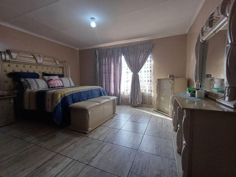 Charming Family Home with Rental Opportunity in Freemanville, Klerksdorp! - Photo 9