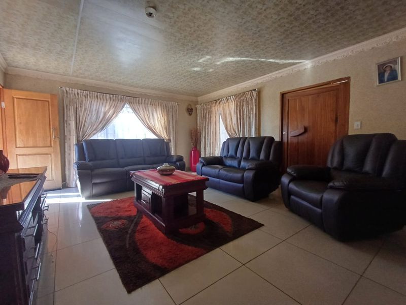 Charming Family Home with Rental Opportunity in Freemanville, Klerksdorp! - Photo 7