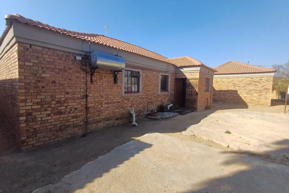 Charming Family Home with Rental Opportunity in Freemanville, Klerksdorp! - Photo 2