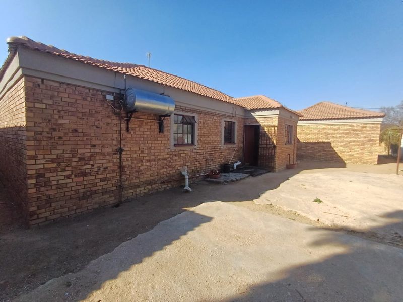 Charming Family Home with Rental Opportunity in Freemanville, Klerksdorp! - Photo 2