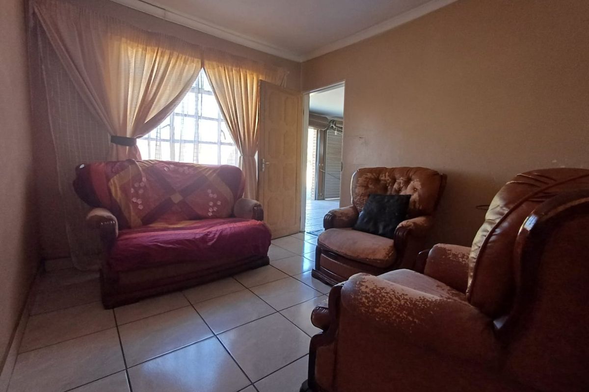 Charming Family Home with Rental Opportunity in Freemanville, Klerksdorp! - Photo 5