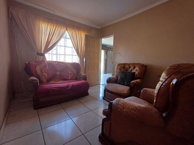 Charming Family Home with Rental Opportunity in Freemanville, Klerksdorp! - Photo 5