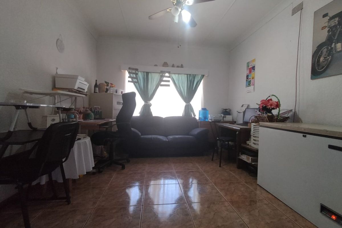 "Spacious 3-Bedroom Home with Generous Outdoor Space and Multiple Parking Options" - Photo 5