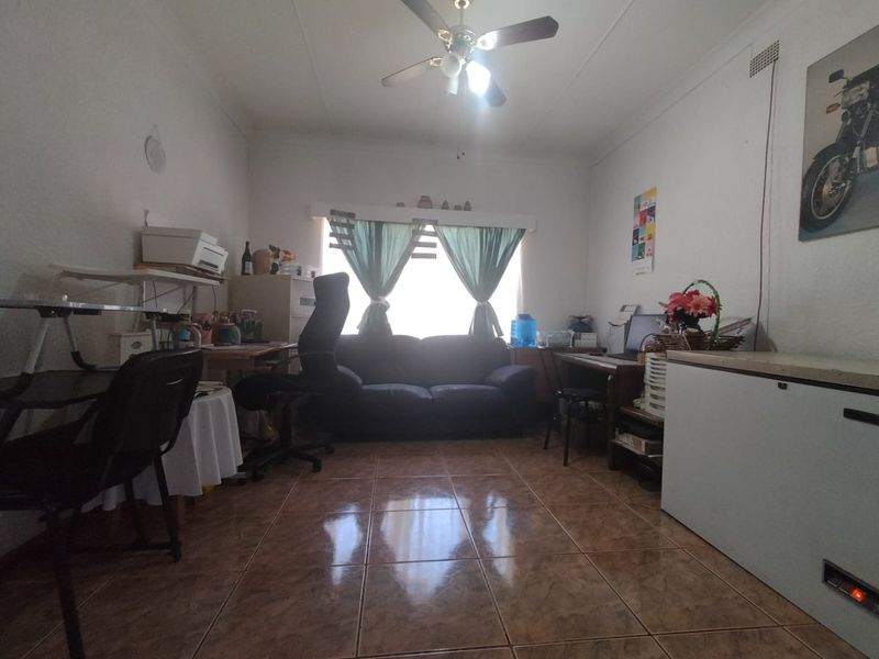 "Spacious 3-Bedroom Home with Generous Outdoor Space and Multiple Parking Options" - Photo 5