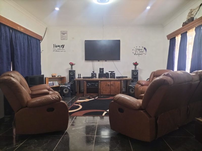 "Spacious 3-Bedroom Home with Generous Outdoor Space and Multiple Parking Options" - Photo 2