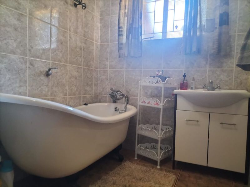 "Spacious 3-Bedroom Home with Generous Outdoor Space and Multiple Parking Options" - Photo 10