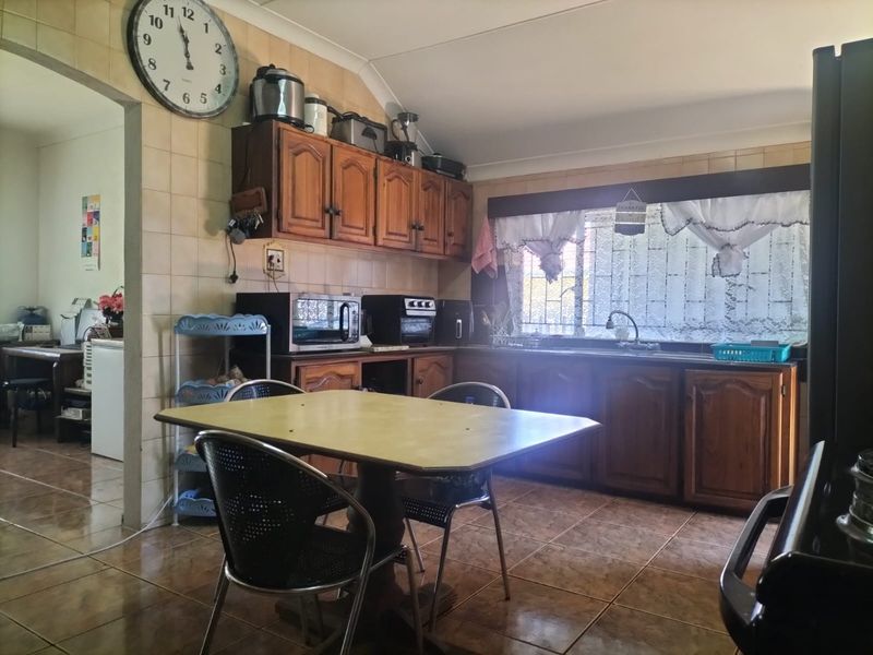 "Spacious 3-Bedroom Home with Generous Outdoor Space and Multiple Parking Options" - Photo 7