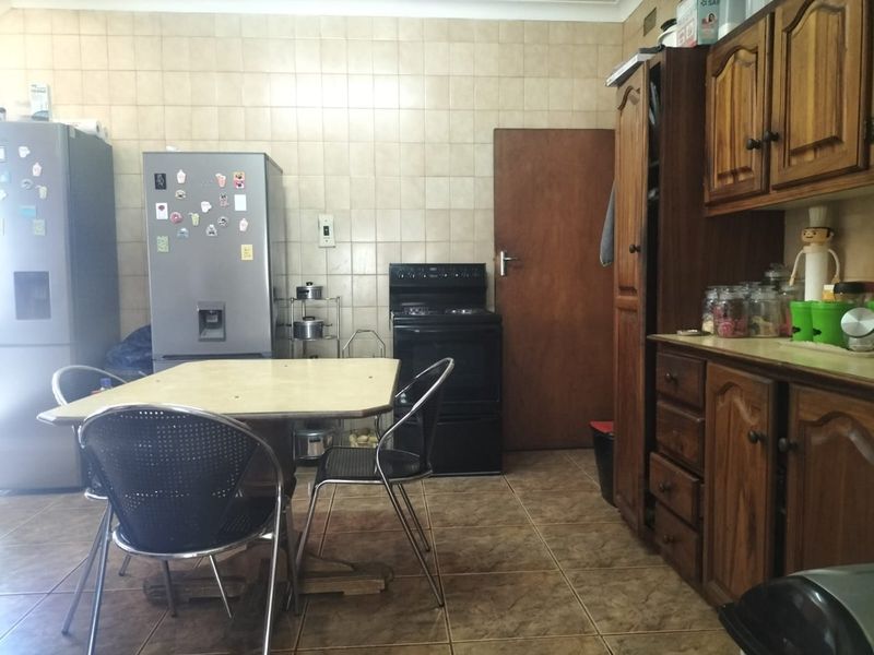 "Spacious 3-Bedroom Home with Generous Outdoor Space and Multiple Parking Options" - Photo 6