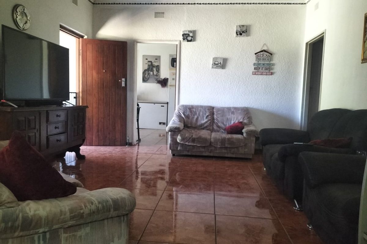 "Spacious 3-Bedroom Home with Generous Outdoor Space and Multiple Parking Options" - Photo 3