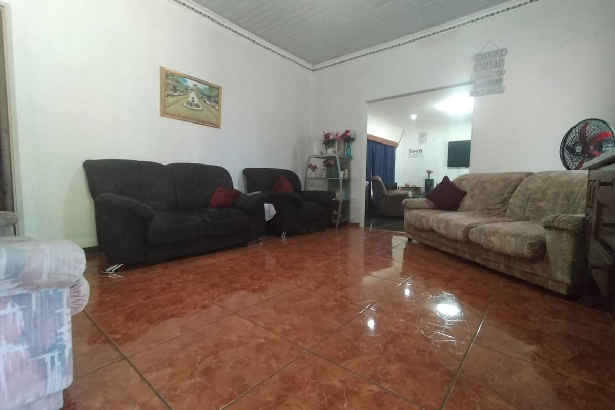 "Spacious 3-Bedroom Home with Generous Outdoor Space and Multiple Parking Options" - Photo 4