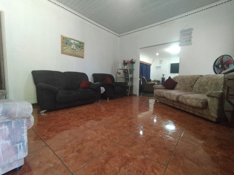 "Spacious 3-Bedroom Home with Generous Outdoor Space and Multiple Parking Options" - Photo 4