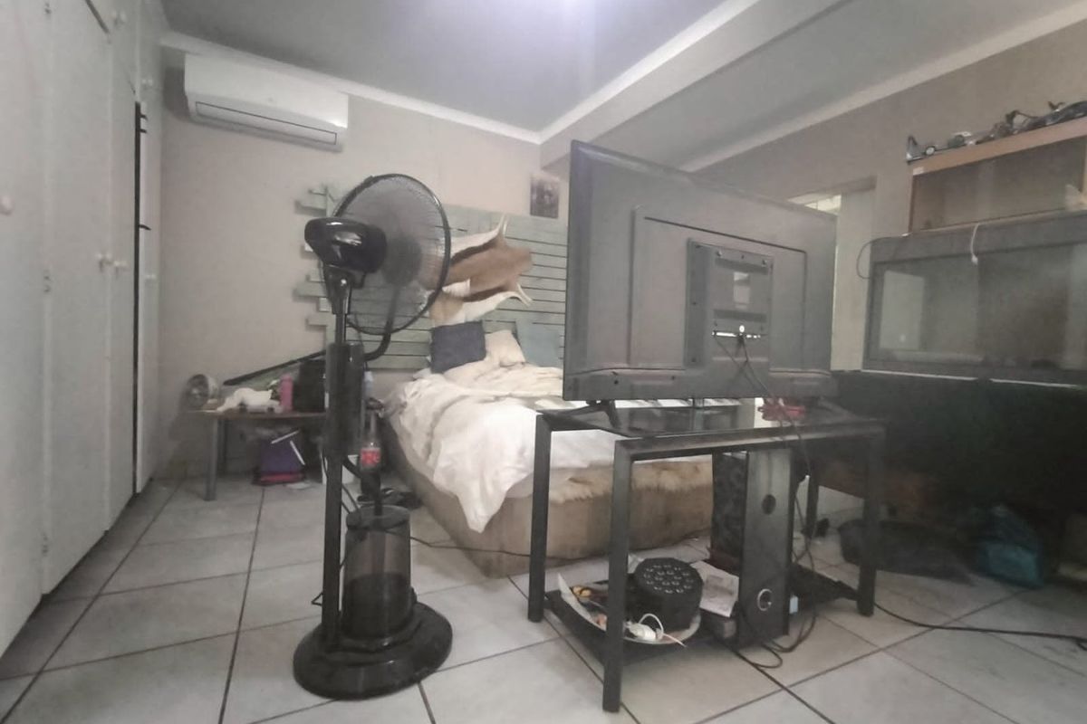 Modern 3 bedroom home with bonus flatlet for extra income - Photo 4