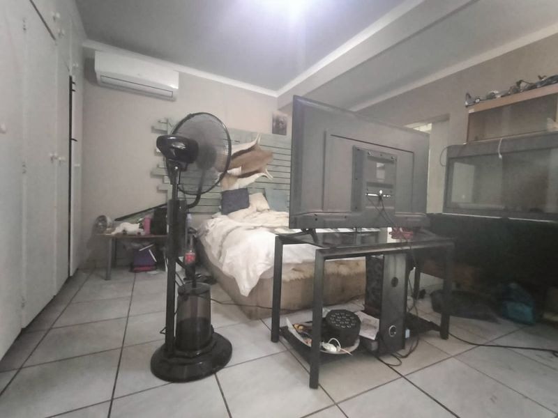 Modern 3 bedroom home with bonus flatlet for extra income - Photo 4