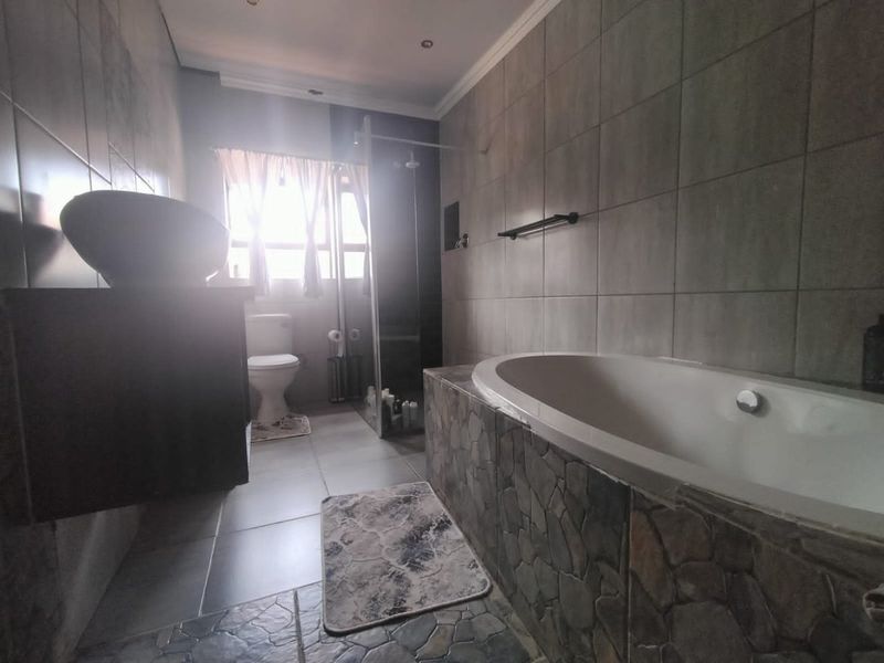 Modern 3 bedroom home with bonus flatlet for extra income - Photo 8