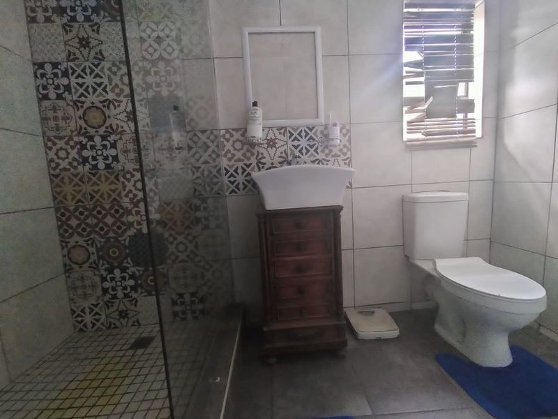 Modern 3 bedroom home with bonus flatlet for extra income - Photo 7