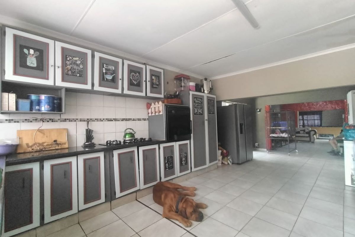 Modern 3 bedroom home with bonus flatlet for extra income - Photo 3