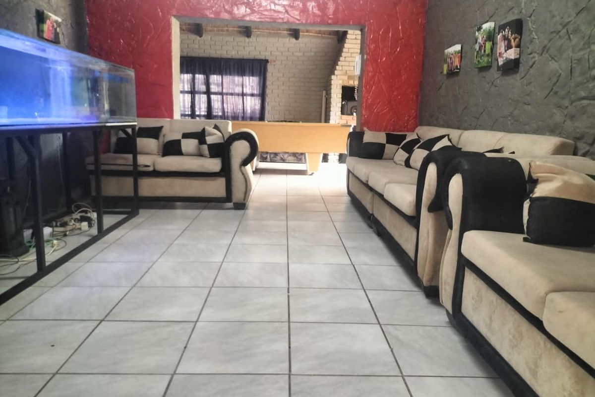 Modern 3 bedroom home with bonus flatlet for extra income - Photo 2