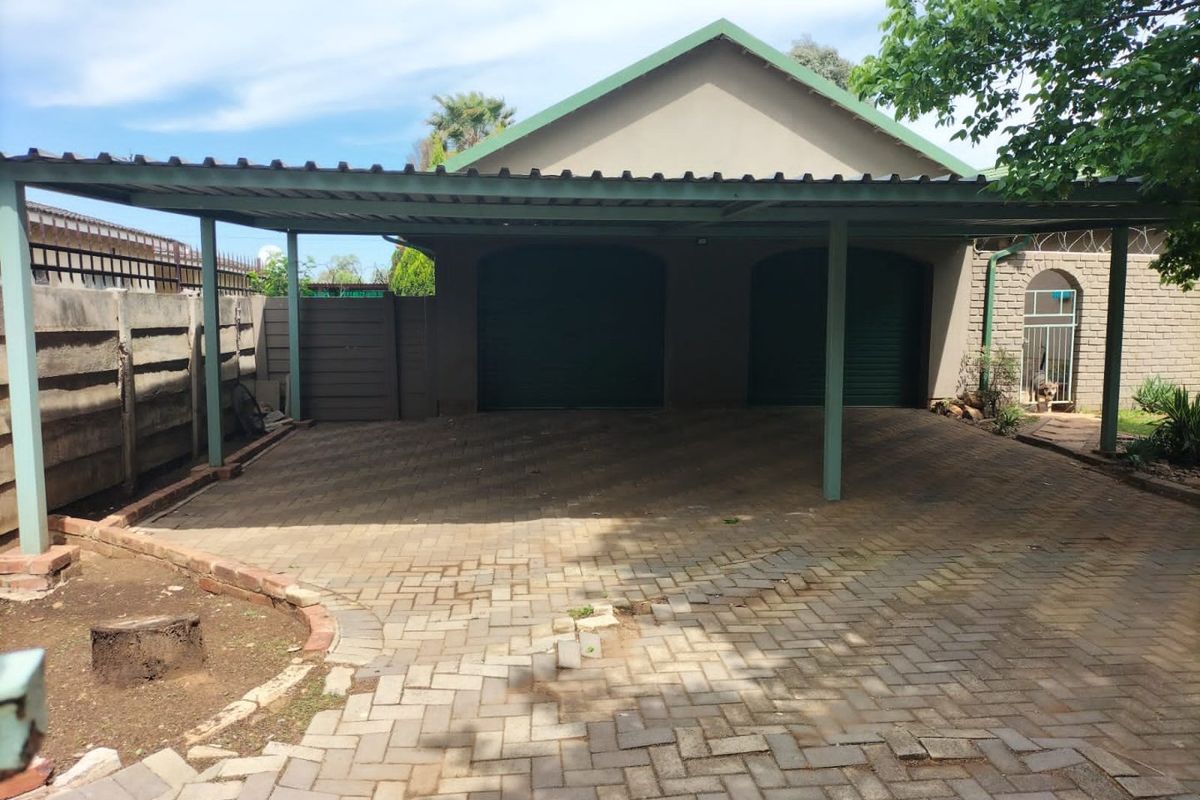 Elegant and Spacious Family Home with Flatlet in a Quiet Area of Orkney - Photo 3