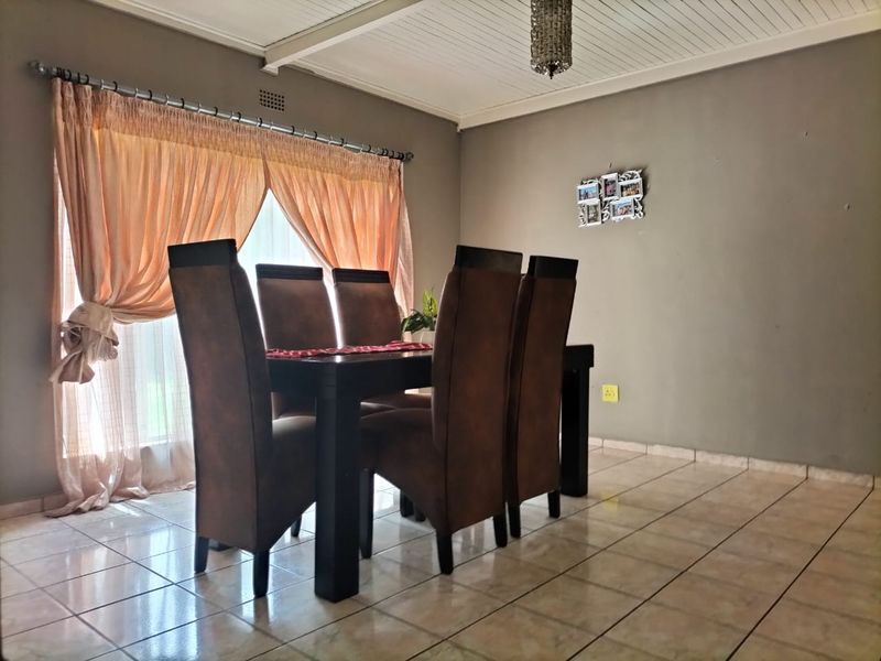 Elegant and Spacious Family Home with Flatlet in a Quiet Area of Orkney - Photo 10