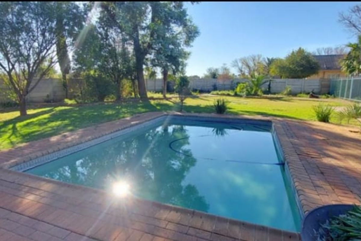 Elegant and Spacious Family Home with Flatlet in a Quiet Area of Orkney - Photo 5