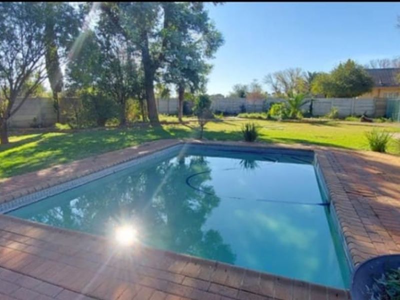 Elegant and Spacious Family Home with Flatlet in a Quiet Area of Orkney - Photo 5