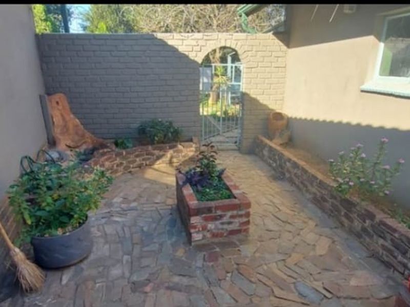 Elegant and Spacious Family Home with Flatlet in a Quiet Area of Orkney - Photo 8