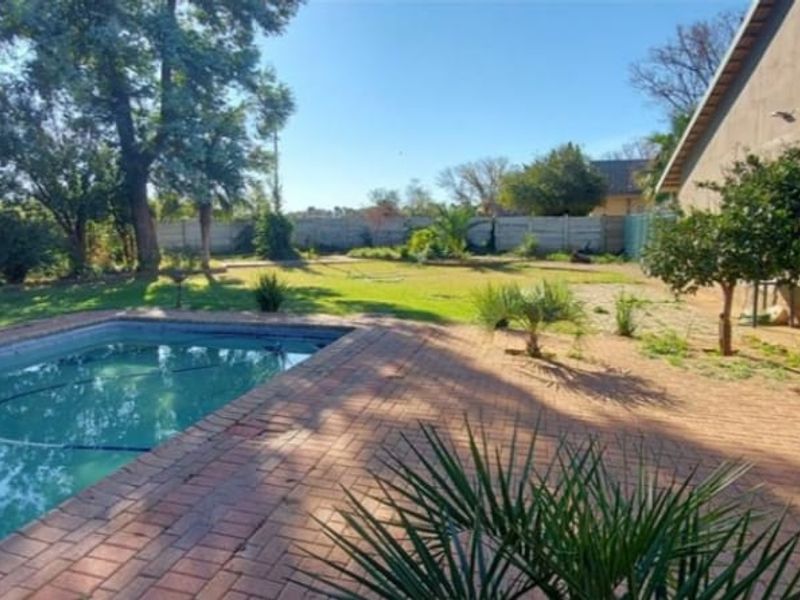 Elegant and Spacious Family Home with Flatlet in a Quiet Area of Orkney - Photo 6