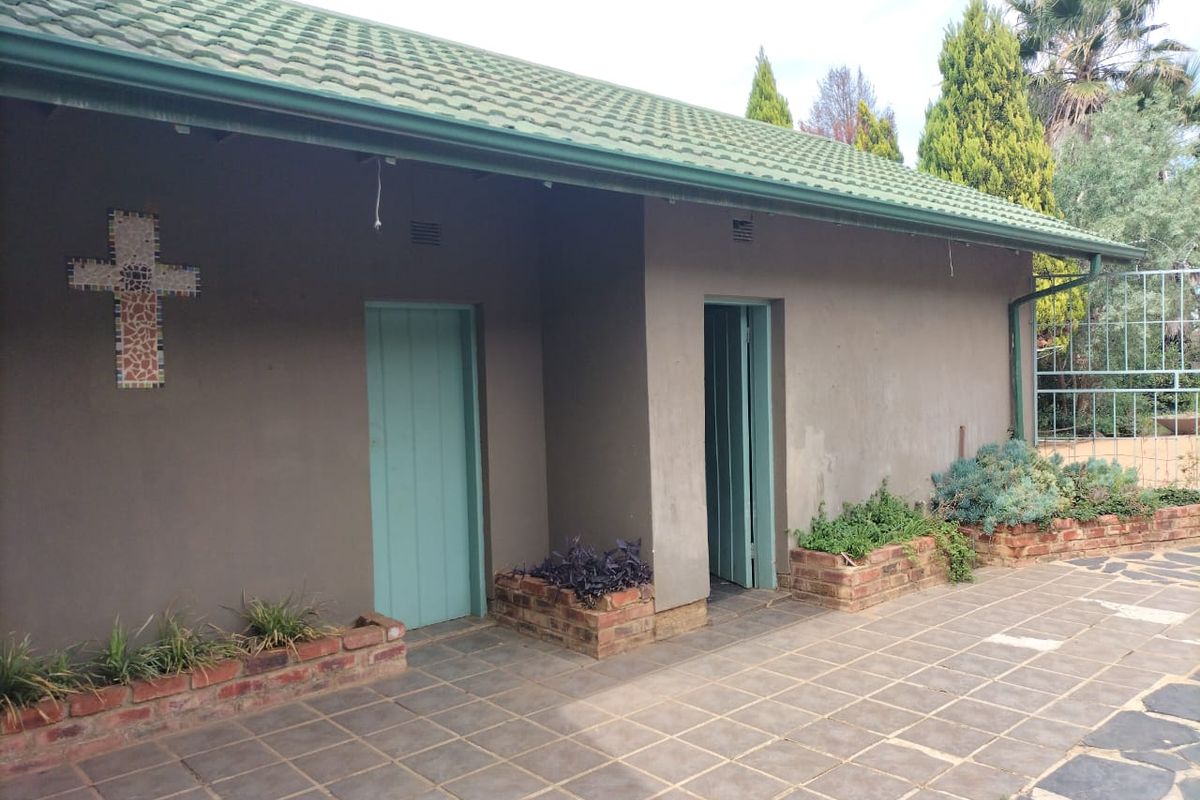 Elegant and Spacious Family Home with Flatlet in a Quiet Area of Orkney - Photo 4