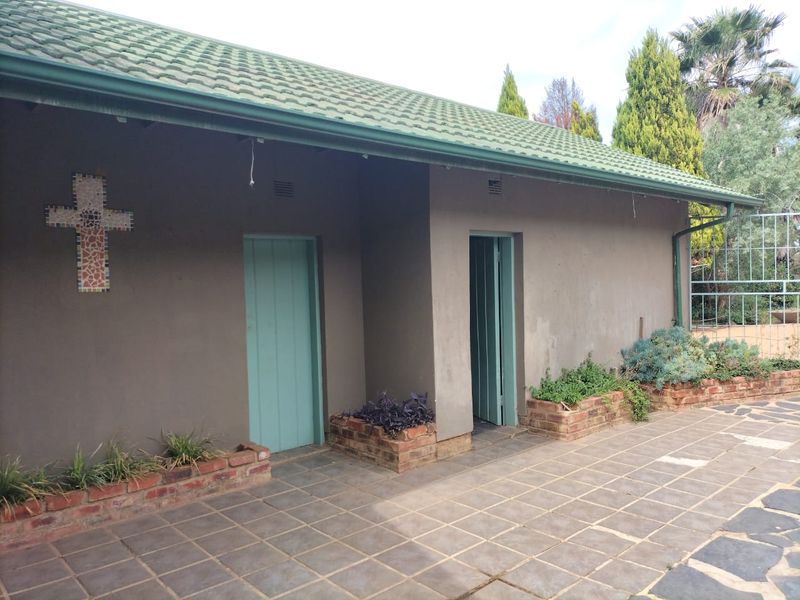 Elegant and Spacious Family Home with Flatlet in a Quiet Area of Orkney - Photo 4