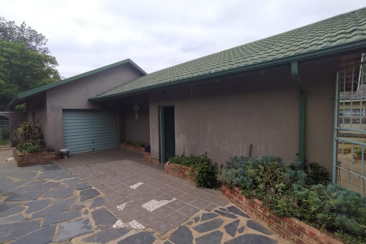 Elegant and Spacious Family Home with Flatlet in a Quiet Area of Orkney - Photo 2