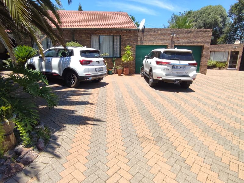 Sole & Exclusive Mandate: A lucrative property that effortlessly generates income for you! - Photo 8