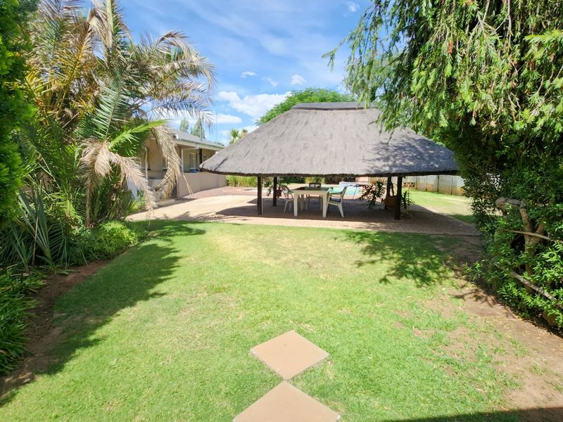 Charming 7-Room Guesthouse with Spacious Kitchen, Lapa, and Pool. - Photo 10