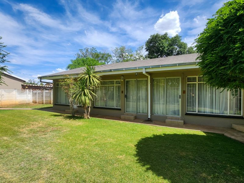 Charming 7-Room Guesthouse with Spacious Kitchen, Lapa, and Pool. - Photo 8