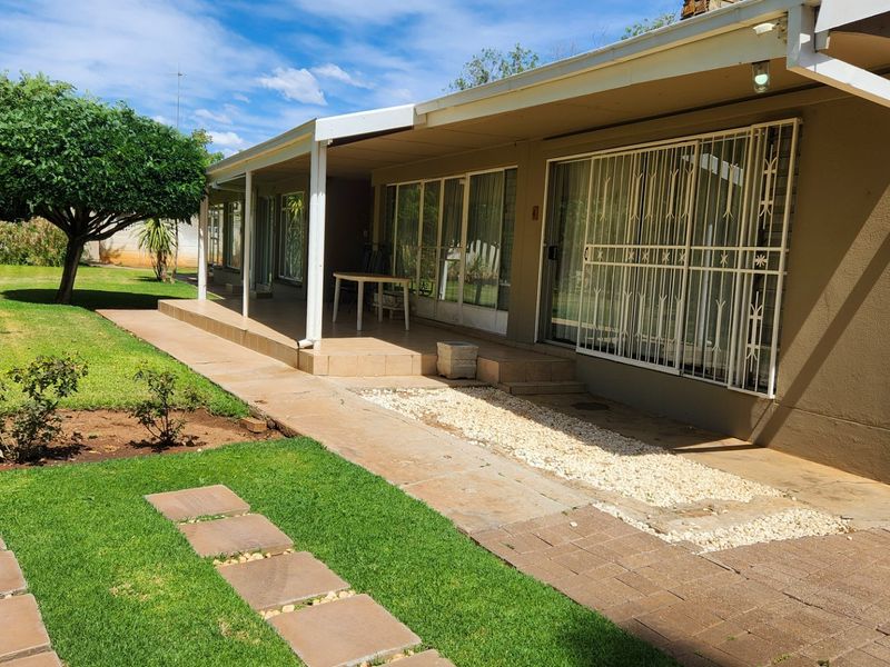 Charming 7-Room Guesthouse with Spacious Kitchen, Lapa, and Pool. - Photo 4