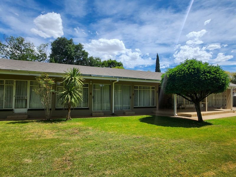 Charming 7-Room Guesthouse with Spacious Kitchen, Lapa, and Pool. - Photo 7