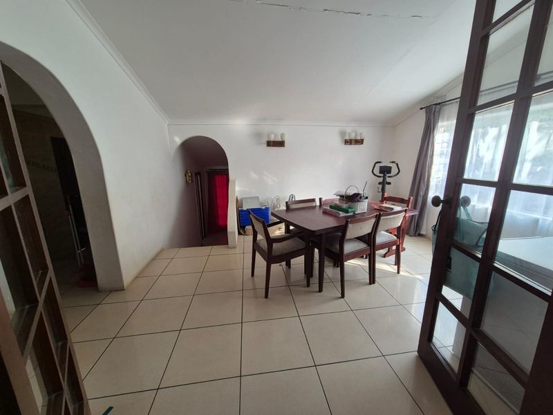 Charming 4-Bedroom Home in Bluff, Brighton Beach - Photo 3