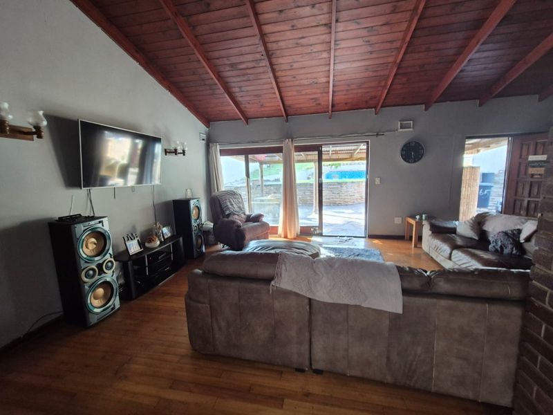 Charming 4-Bedroom Home in Bluff, Brighton Beach - Photo 4