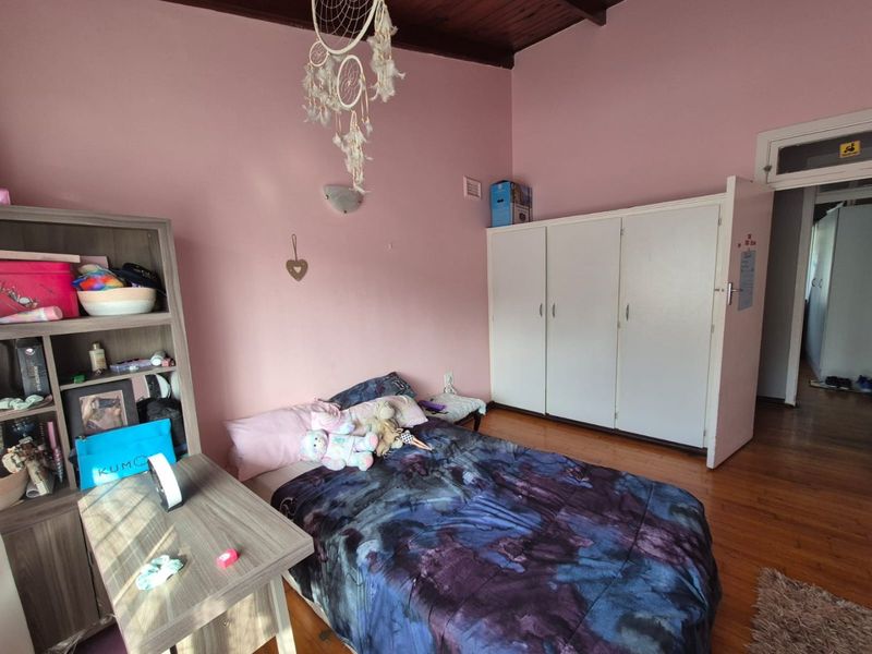 Charming 4-Bedroom Home in Bluff, Brighton Beach - Photo 9