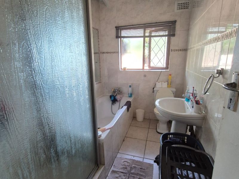 Charming 4-Bedroom Home in Bluff, Brighton Beach - Photo 8